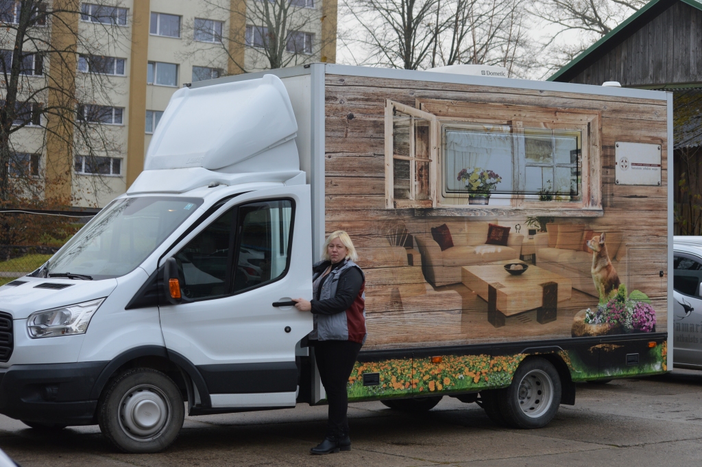 Šis ir  Latvijas Samariešu apvienības Vidzemes nodaļas jaunais specializētais transportlīdzeklis, ko nodaļa saņēmusi vecās saplīsušās mašīnas vietā, un ar kuru novembrī klientus mazgāt dosies samariešu  darbiniece - aprūpētāja  un šoferīte vienā personā smilteniete Inga Upeniece.
Autors:  SANDRA PĒTERSONE