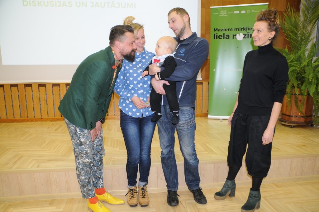 Valkā notikušā ģimeniskā semināra “Maziem mirkļiem ir liela nozīme” visatraktīvākais un omulīgākais apmeklētājs bija mazais Kārlis. Viņa līdzrunāšana nemaz netraucēja tikpat atraktīvajam semināra vadītājam Armandam Simsonam (no kreisās). Mamma Kristīne un tētis Agris Krastiņš jau pieraduši pie dēla aktivitātēm. Savukārt psiholoģe Kristīne Balode priecājas par Valkas stiprajām un draudzīgajām ģimenēm.                            
Autors:   INGA KARPOVA