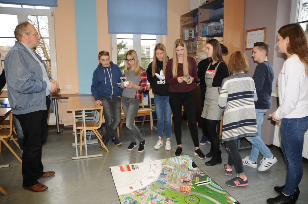 Lai somu un zviedru pedagogi redzētu, kā Valkas Jāņa Cimzes ģimnāzijas ēkā Raiņa ielā 28a darbojas robotikas pulciņš, tā vadītājs un fizikas skolotājs Valdis Jerums skolēniem skaidro uzdevumu ar mērķi viņus rosināt pārliecināt par savu interesi darboties šajā jomā.                                                                                                    
Autors:  INGA KARPOVA