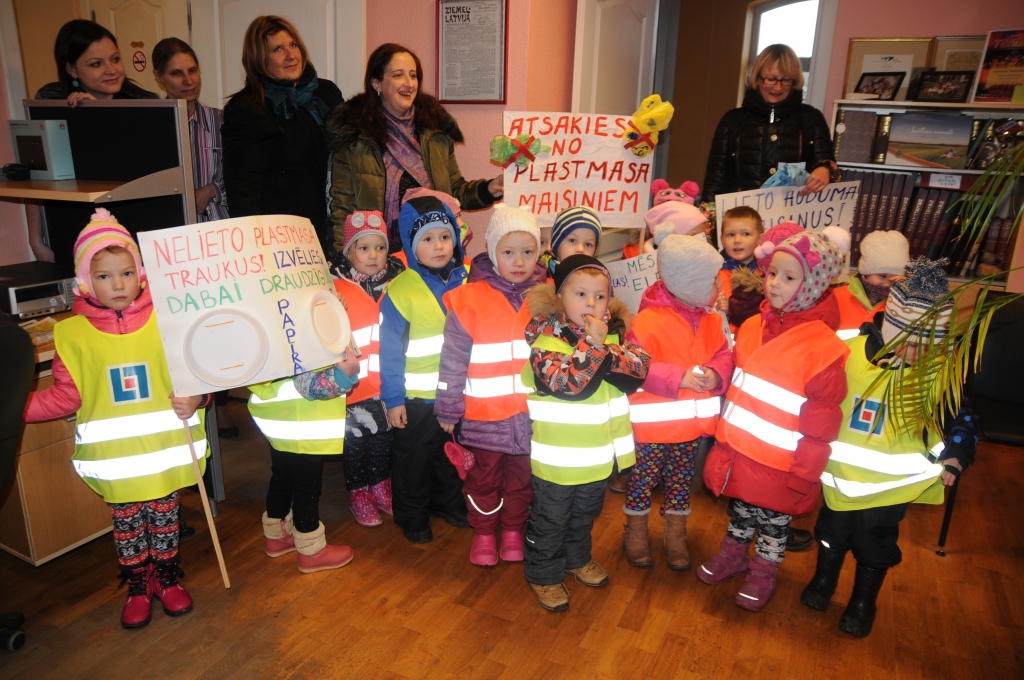 Lai nestu vēsti par plastmasas lietošanas kaitīgumu, otrdien “Ziemeļlatvijas” redakcijā ieradās Valkas bērnudārza “Pasaciņa” grupas “Peļuki” audzēkņi kopā ar pirmsskolas izglītības skolotājām Līviju Zariņu (no labās) un Irinu Stankaniču un skolotāju palīdzi Laimu Egli. Kopā ar ciemiņiem foto iekļuvušas ir arī laikraksta “Ziemeļlatvija” darbinieces Anita Kopštāle un Līga Orleana.                                                                                                                
Autors:  INGA KARPOVA