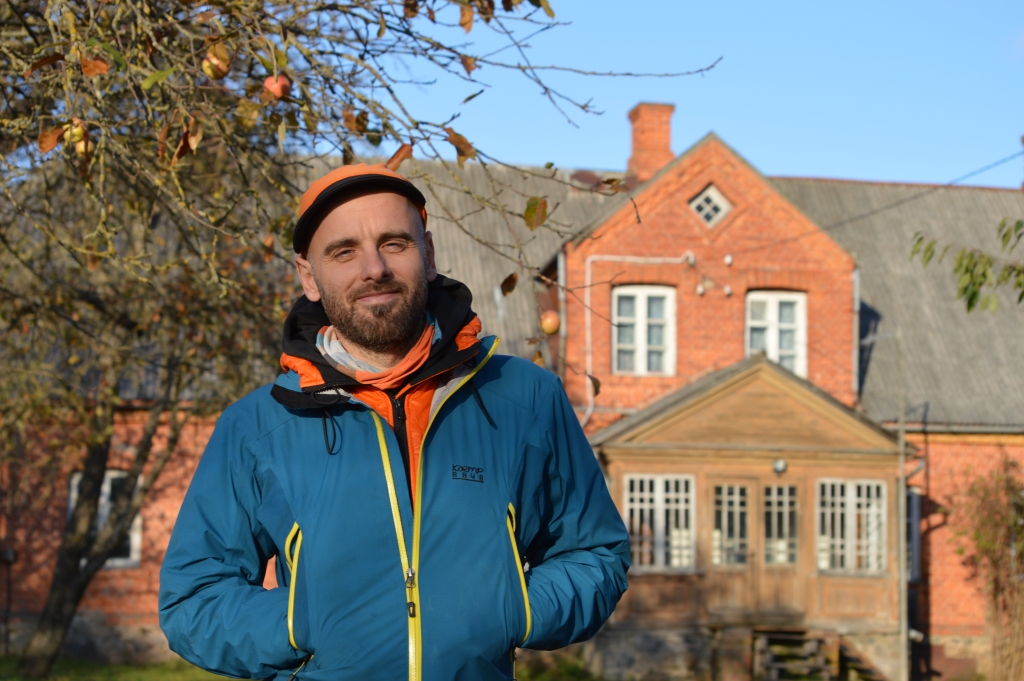 Aigaram Lauzim bija vajadzīgi 31 100 kilometri un  četri gadi, lai atrastu ceļu atpakaļ uz dzimtas māju (attēlā), ko  tagadējā Bilskas pagasta Zeltiņos viņa  vecvectēvs uzcēla pirms vairāk nekā 100 gadiem.     

Autors:  SANDRA PĒTERSONE 