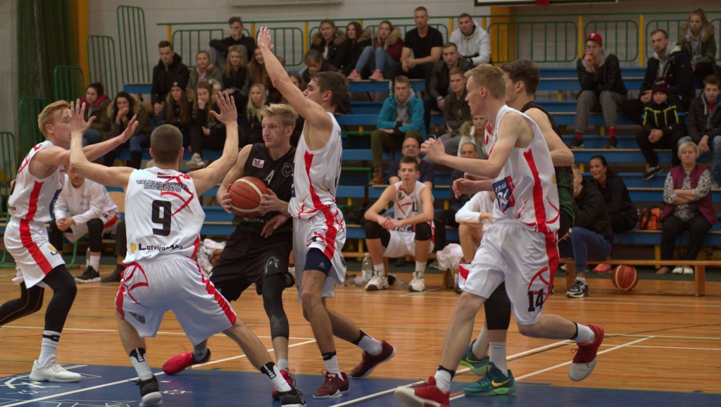 “Valkas SI/Smiltene” komanda traucē  “Valmiera Glass/Vidzemes Augstskola” spēlētājam gūt kārtējos punktus.                                                                                                                                                                
Autors:  AIVARS VIĻUMSONS