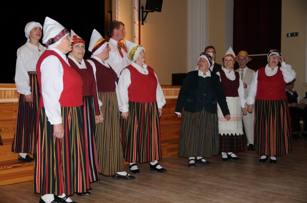 Jau otro sezonu Valkas pilsētas kultūras nama dziesmu draugu kopu “Nāburgi” vada ilggadējā kolektīva dalībniece Mārīte Magone (piektā no labās). 2019. gadā kolektīvs svinēs 30 gadu jubileju.                                                                                                                                                                         
Autors:   INGA KARPOVA