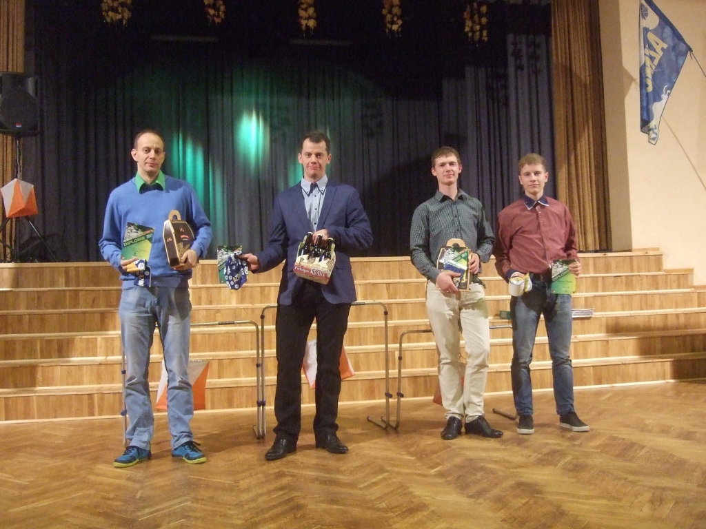 Smiltenes novada OK “Azimuts” sezonas noslēguma ceremonijā sumināja labākos orientešanās sacensību seriāla “Azimuts 2017” dalībniekus, viņu vidū Andris Lapiņš (no labās), Otārs Putrālis un Ilgvars Caune. 
Autors:   MĀRIS STABIŅŠ 