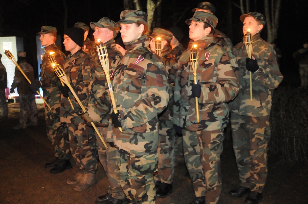 Salīdzinot ar iepriekšējiem gadiem, šogad Lāčplēša dienas svinības Valkā apmeklēja daudz vairāk iedzīvotāju, tostarp arī jaunieši. Ir gandarījums, ka šos svētkus kā ģimenes tradīciju arvien vairāk ievieš ģimenes ar maziem bērniem.                                                                                                                                                                   
Autors:  INGA KARPOVA