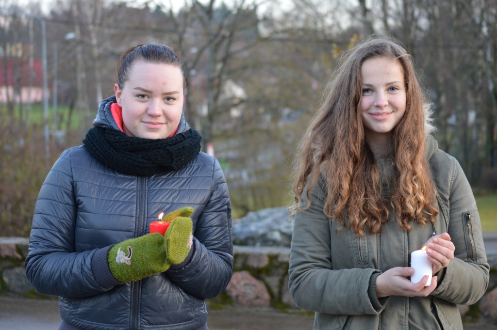 Ance Cera (no kreisās) un Elīna Skopāne Smiltenes Jauniešu domes vārdā aicina rīt piepulcēties akcijai “Gaismu manai Latvijai”.                                                                                                                                                
Autors:  SANDRA PĒTERSONE