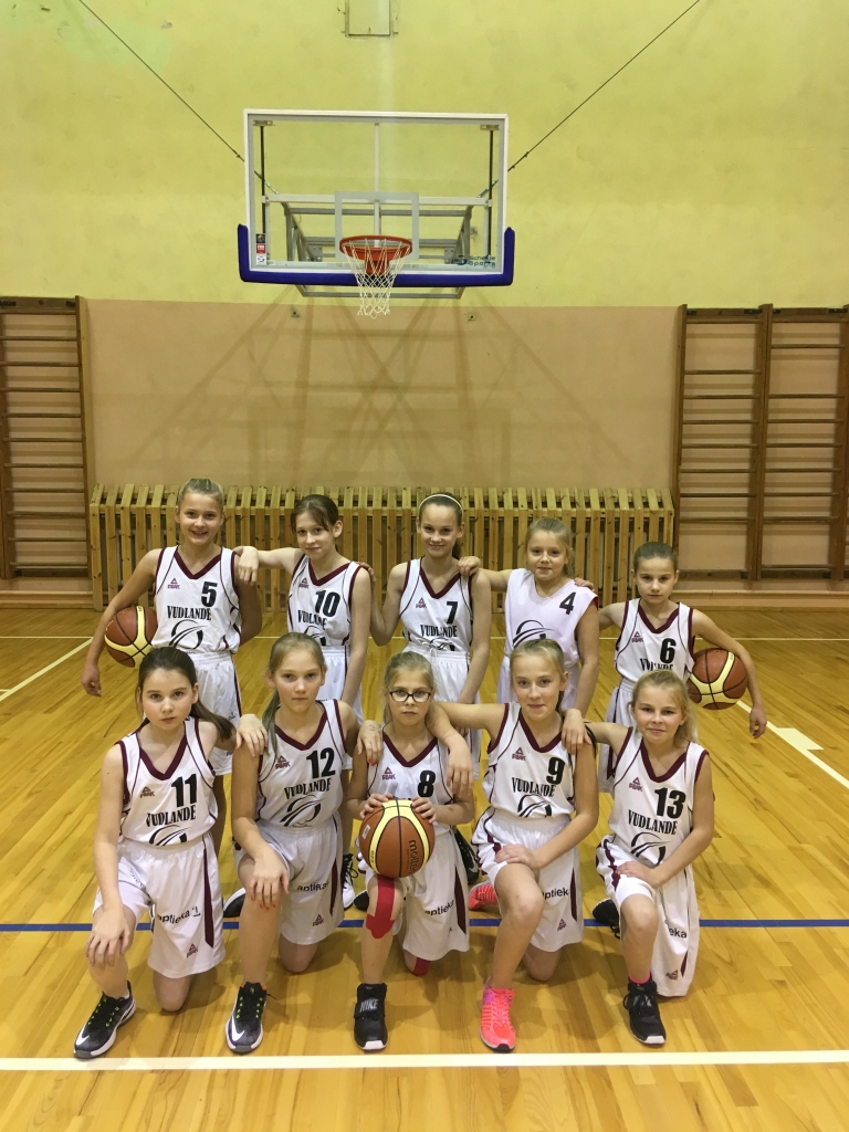  Dzintara Ziediņa trenētā Smiltenes sporta skolas meiteņu komanda Latvijas Jaunatnes basketbola līgā sevi apliecinājusi kā viena no labākajām un tagad uzsāks spēles otrajā kārtā par 1. - 8. vietu. 
Autors: Dzintars Ziediņš. 