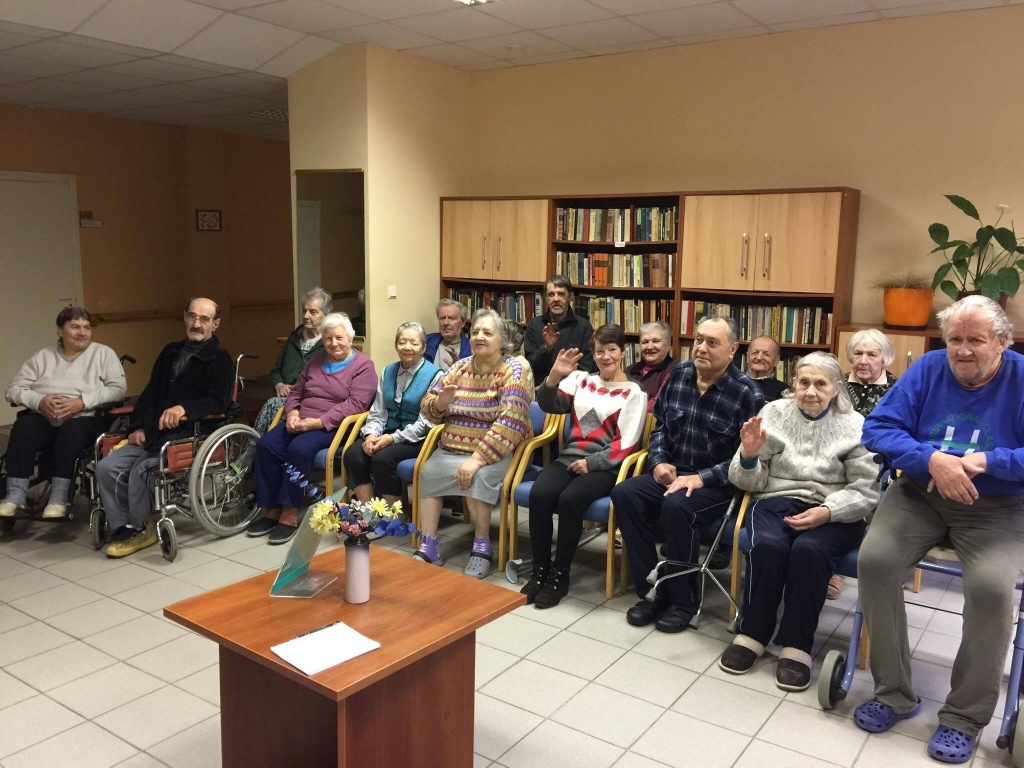 Valkas aprūpes nama iemītnieki ar cerībām gaida Ziemassvētku laiku, kad biežāk nekā ikdienā atnāk ciemiņi ar dāvanām. Monta Elizabete Sīmane šogad ir noorganizējusi akciju, kurā valcēnieši tika aicināti sarūpēt dāvanu kādam no aprūpes nama iemītniekiem ar viņu konkrētām vēlmēm. Divu dienu laikā visi apdāvināmie tika pie sava dāvinātāja.                  
Autors:  INGŪNA JOHANSONE