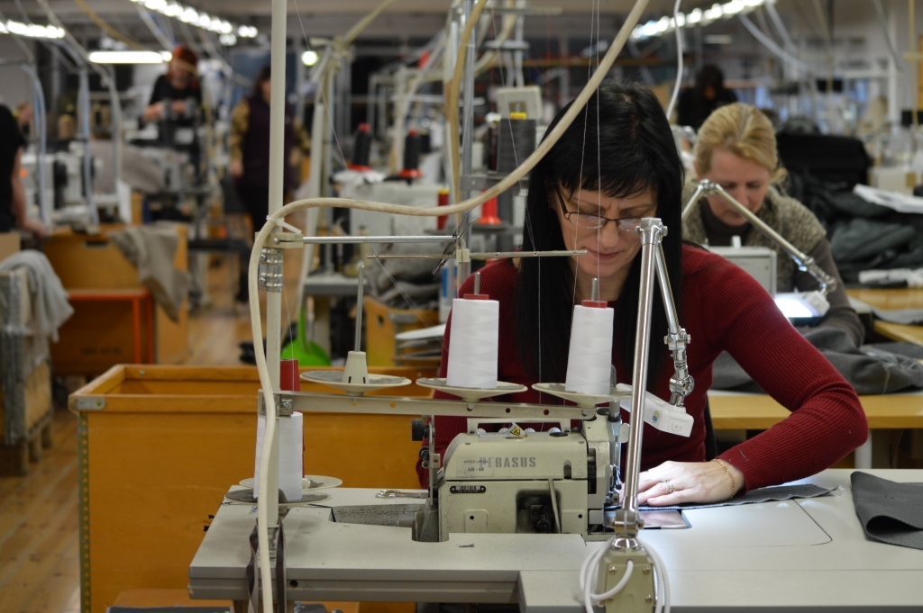 Uzņēmums “Artex Latvia” jau tagad ir viens no lielālajiem darba devējiem Smiltenē, tajā strādā vairāk nekā 100 cilvēku. Palielinoties produkcijas noietam ārzemēs, uzņēmums būvēs jaunu ražošanas cehu, kur būs jaunas darba vakances, galvenokārt šuvējām.          
Autors: SANDRA PĒTERSONE