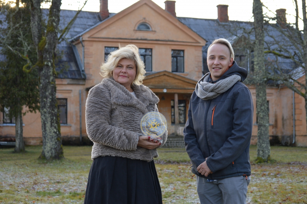 Blomēniete Ilze Briede tikko saņēmusi Vidzemes tūrisma asociācijas balvu nominācijā “Vidzemes absolūtais tūrisma cilvēks - Vidzemes pērle” un cer, ka viņas pieredze un Kārļa Zuša jaunības enerģija un inovatīvās idejas kopā “atdzīvinās” Brantu muižas ēku.                                                                                                                
Autors:  SANDRA PĒTERSONE
