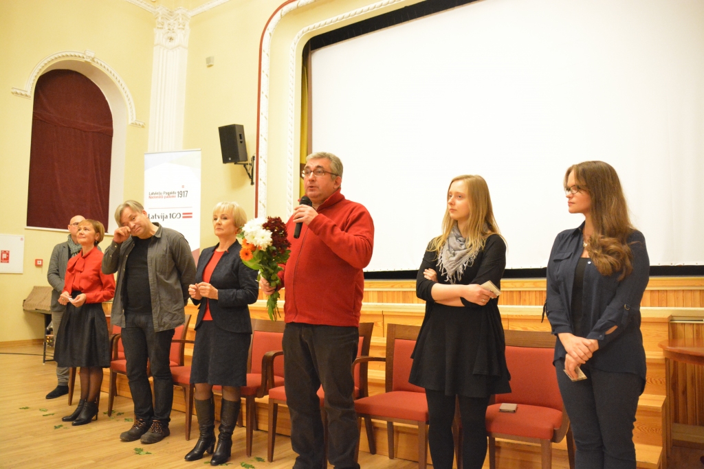 Pirmdienas vakarā Valkas pilsētas kultūras namā viesojās Latvijas Televīzijas dokumentālās filmas “Valka*1917. Latviešu Pagaidu Nacionālā padome” radošā grupa: operators Uvis Burjāns (no kreisās), scenārija autore Lilita Eglīte, režisors Olafs Okonovs, producente Sandra Eihmane, stāstnieks Gundars Āboliņš, māksliniece Kristīne Lasmane un asistente Elīna Zāgere.                                                                                                                                        
Autors:  DACE PŪCE