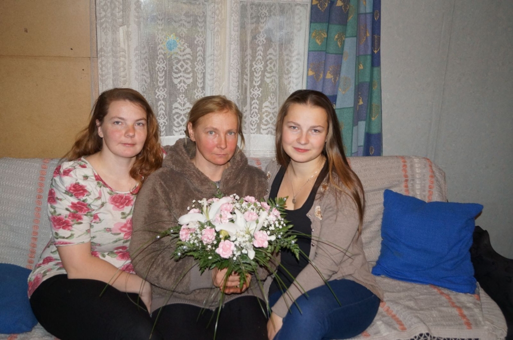 Ik reizi, kad pie mammas no Rīgas ciemos atbrauc meitas Baiba (no kreisās) un Linda, “Kalnabundās” ir svētki. 
                                                                                                                                                                        
Autors:  NO PERSONĪGĀ ARHĪVA   