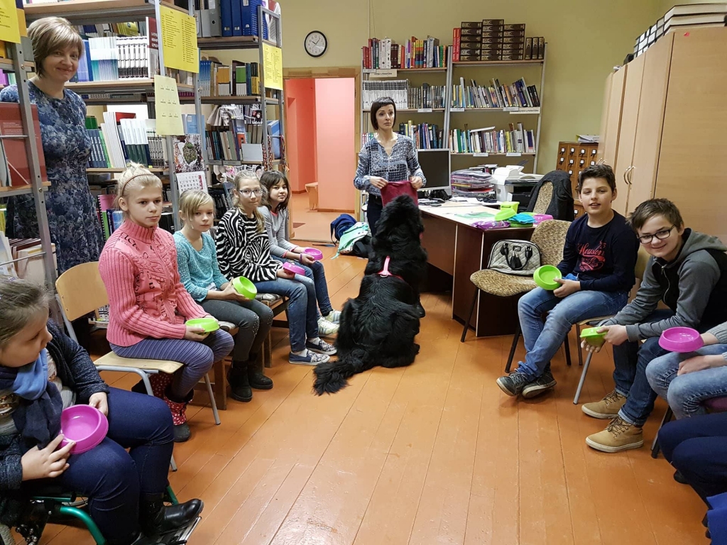 Smiltenes vidusskolas bibliotēkā pie skolēniem viesojās neparasts ciemiņš – kanisterapijas suns Zum zum. Četrkājainā suņu meitene ne tikai iedrošināja bērnus, bet ar prieku līdzdarbojās notiekošajās aktivitātēs. 

Autors:  SANTA SINKA