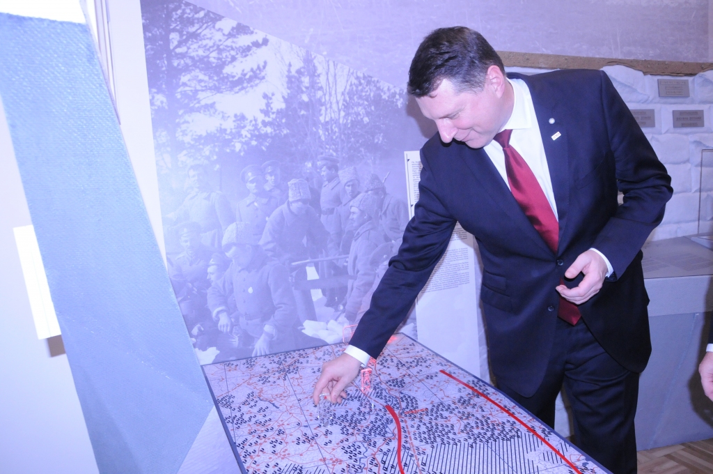 Iepazīstoties ar jaunatklāto pastāvīgo ekspozīciju “Valka – Latvijas neatkarības šūpulis” Valkas novadpētniecības muzejā, Latvijas Valsts prezidents Raimonds Vējonis izspēlēja interaktīvo spēli.                                                               

Autors:   INGA KARPOVA