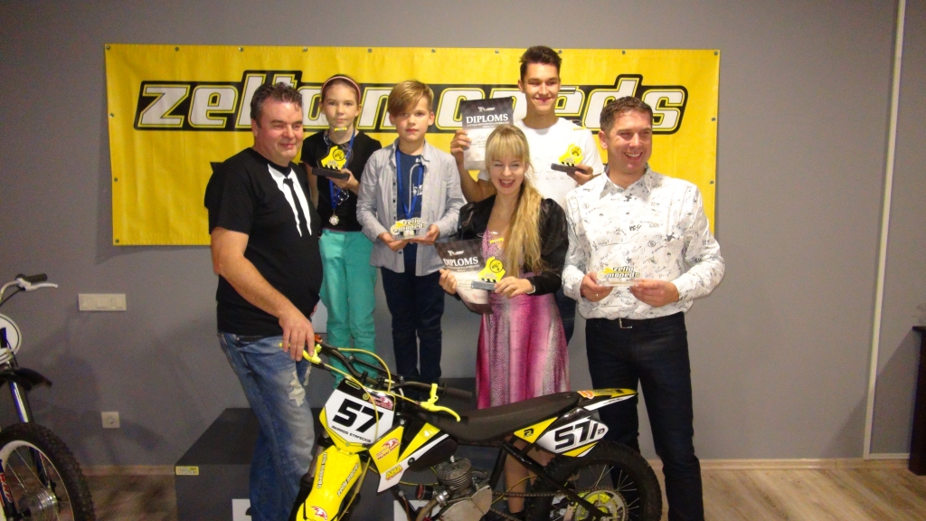 Sestdien Ogrē sezonas noslēguma balli aizvadīja motokluba “Valkas vanagi” dalībnieki.              
Autors:   GITA GREDZENA