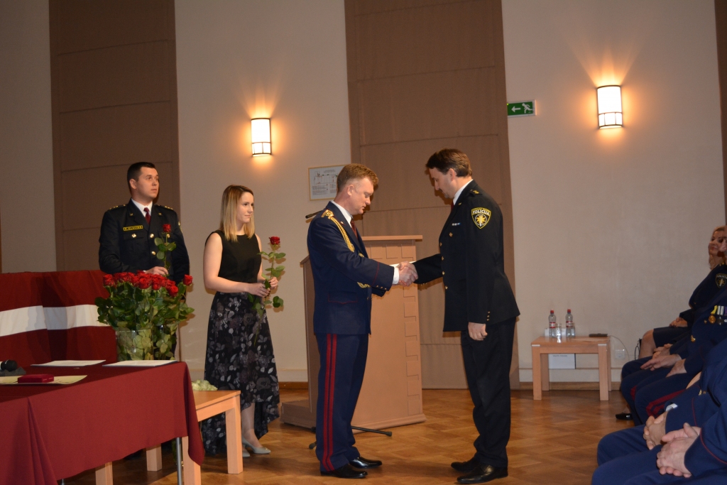 Atzīmējot Valsts policijas 99. gadadienu, svinīgajā pasākumā Madonā Valsts policijas Vidzemes reģiona pārvaldes Valkas iecirkņa Kārtības policijas nodaļas priekšnieks Jānis Vehi (no labās) saņēma Valsts policijas apbalvojumu. To pasniedza Vidzemes pārvaldes priekšnieks Imants Mitrošenko. 
Autors:  NO ARHĪVA