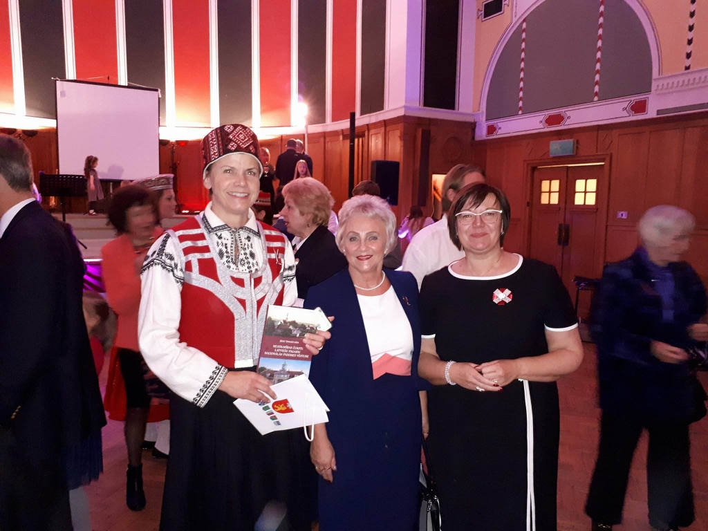 Latvijas vēstniece Lielbritānijā Baiba Braže (no kreisās), saņemot dāvinājumā no “Ziemeļlatvijas” galvenās redaktores Ingūnas Johansones Jāņa Tomaševska grāmatu “Neatkarības čuksti:Latvijas Pagaidu Nacionālās padomes vēsture”  ir gandarīta, ka tiek akcentēts Latvijas valsts izveides sākumposms, jo valsts neradās vienā dienā. Iespējams, arī tas rosināja vēstniecību izvēlēties Lielbritānijas Ārietu ministrijai dāvināt egli tieši no Valkas - Latvijas valsts šūpuļa.                                                                                                                                         
Autors:  MĀRTIŅŠ CIMERMANIS