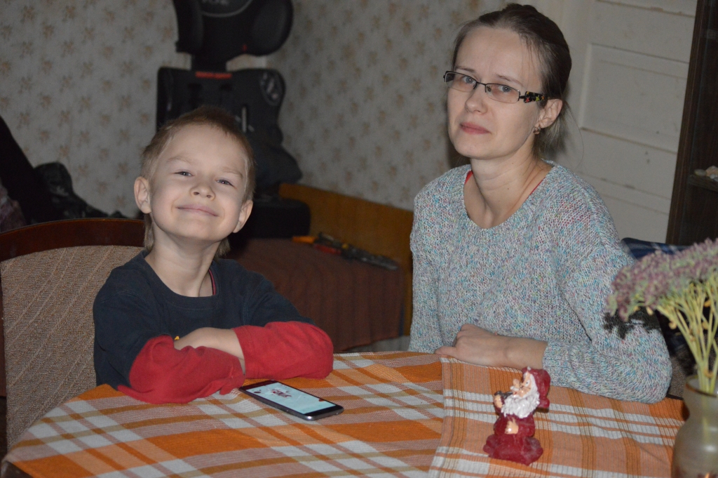 Fotografējoties “Ziemeļlatvijai” pirms gada Martins Mencis bija sadrūmis, bet tagad zēnā atgriezies dzīvesprieks. “Jau speram pirmos soļus ar abām  kājām,” par dēlu priecājas Sigita Mence.                                
Autors:  SANDRA PĒTERSONE