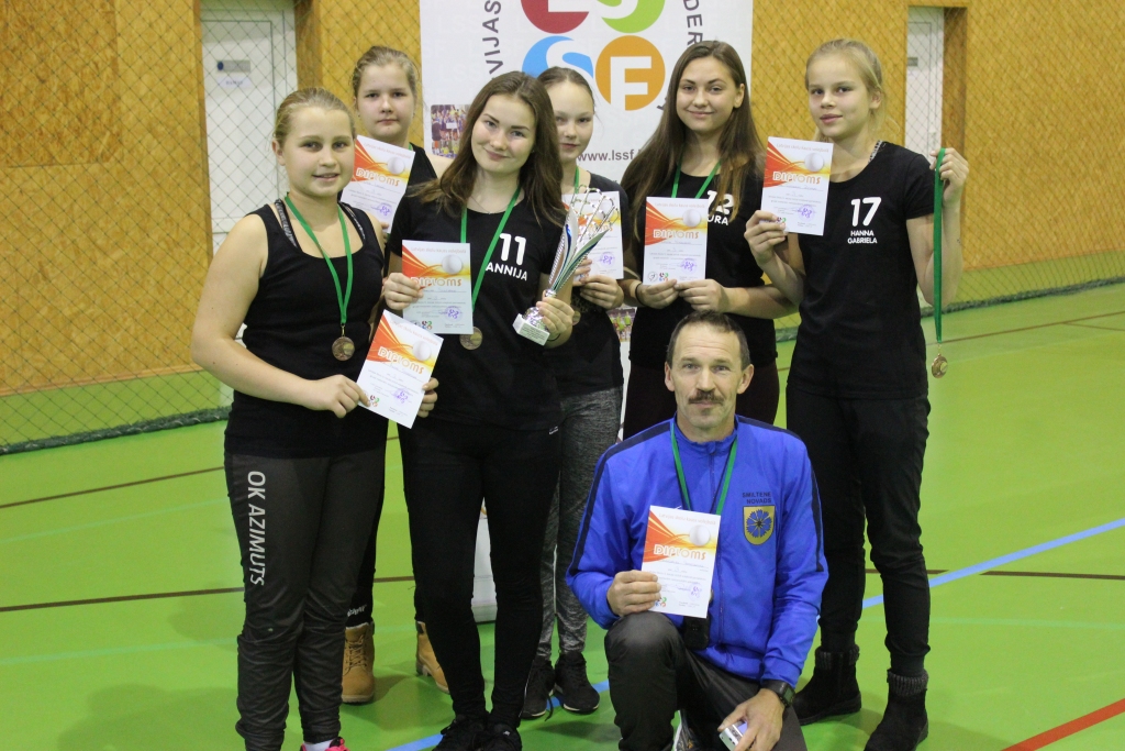 Grundzāles pamatskolas sporta skolotājs Māris Stabiņš kopā ar savām skolniecēm Latvijas skolu 5. kausa izcīņas volejbolā 3. vietas ieguvējām. 
                                                                                                
Autors:  NO PERSONĪGĀ ARHĪVA