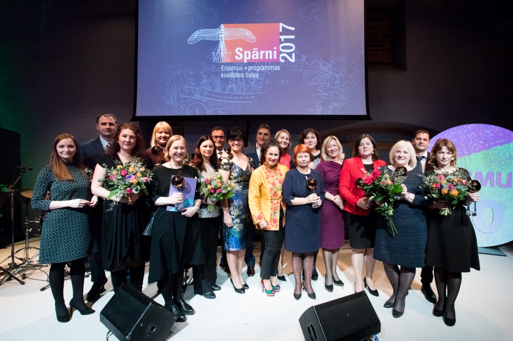 Piektdien Rīgā svinīgā ceremonijā apbalvotas piecas mācību iestādes un divas nevalstiskās organizācijas ar kvalitātes balvu “Spārni 2017”, viņu vidū arī Smiltenes tehnikums.                                                              
Autors:  NO VIAA ARHĪVA