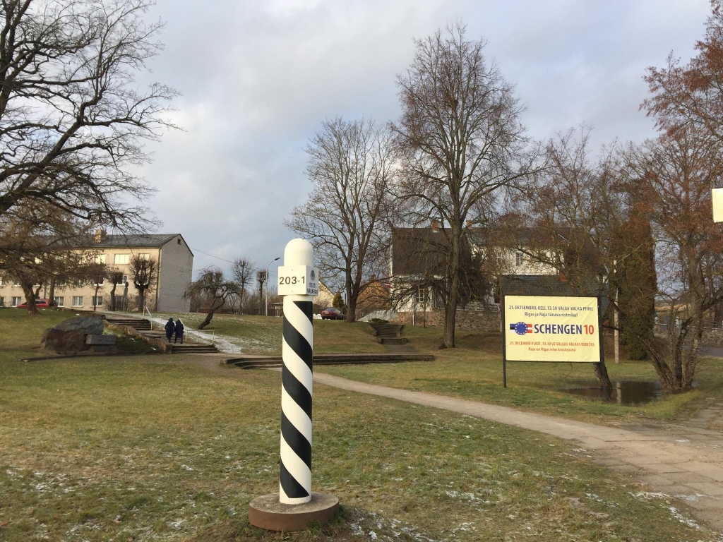 Jau 10 gadus valcēnieši un valdzēnieši brīvi bez robežkontroles var nokļūt vienā vai otrā valstī. 
                                                                                                                                                                           
Autors: FOTO: INGŪNA JOHANSONE