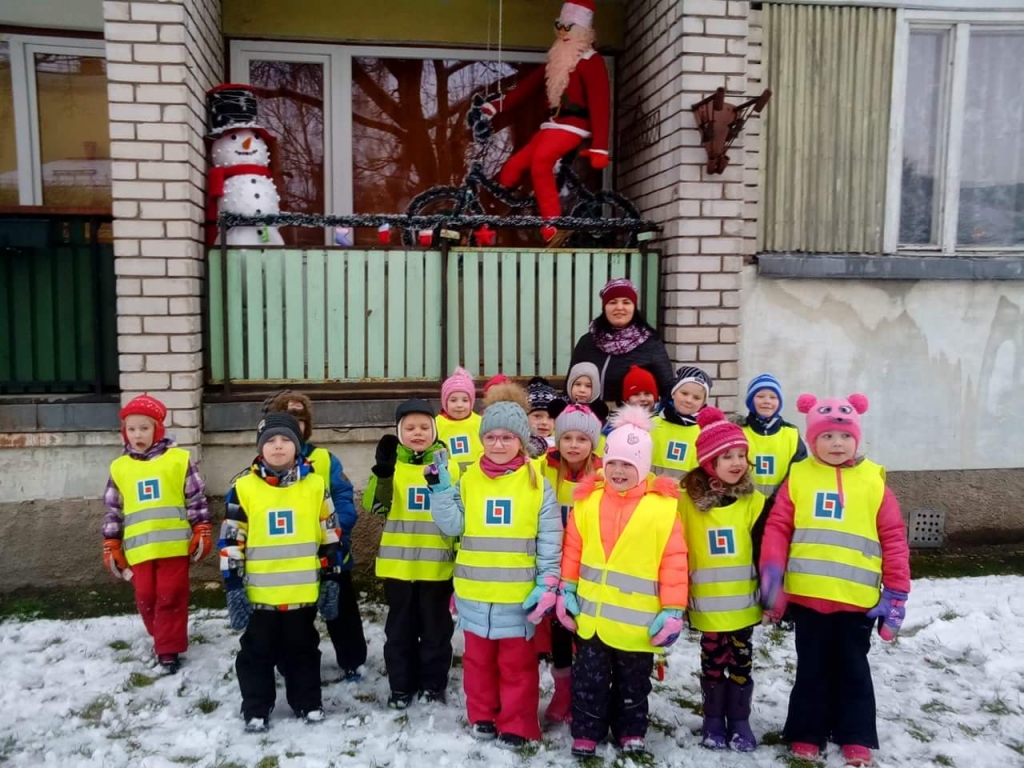 “Tas ir foršākais Ziemassvētku balkons Valkā,” tā uzskata Valkas bērnudārza “Pasaciņa” audzēkņi, kuri no sirds priecājas par savas skolotājas palīdzes un šīs idejas īstenotājas Jevgenijas Seņkānes radošumu un čaklajām rokām.                                                                                                   
Autors:  NO PERSONĪGĀ ARHĪVA