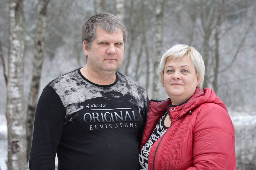 Vijciemieši Rigonda un Māris Melbārži radījuši skaistas un omulīgas mājas saviem  pieciem bērniem, taču uz kopīgu fotografēšanos “Ziemeļlatvijai” visu kuplo ģimeni kopā sasaukt nav iespējams. Vieni  bērni pa dienu ir Vijciema un Smiltenes skolās, bet vecākais dēls Intars strādā Anglijā un atbrauks tikai uz Ziemassvētkiem.
Autors:  SANDRA PĒTERSONE