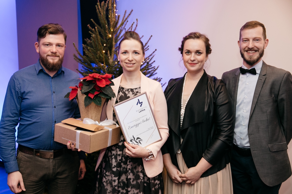 Valmieras biznesa inkubatora Gada balvas ceremonijā apbalvojumu “Enerğijas lādiņš” saņēma jaunā uzņēmēja Inga Ērgle no Smiltenes (otrā no kreisās).                                                                               
Autors: FOTO: NO PASAKUMA RĪKOTĀJU ARHĪVA