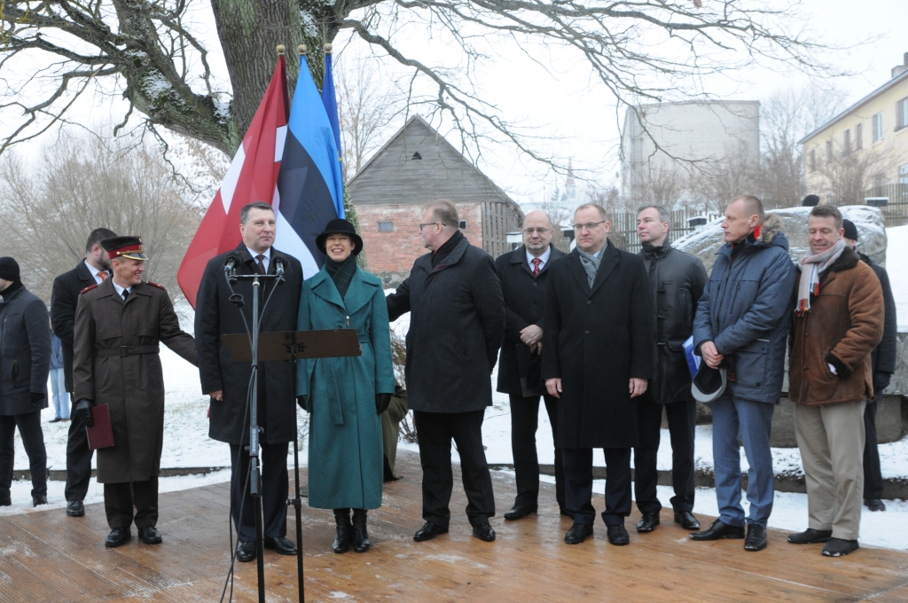 Vakar uz Latvijas – Igaunijas robežas notika Šengenas līguma desmit gadu jubilejai veltīts svinīgs pasākums, kuru pagodināja arī Igaunijas Valsts prezidente Kersti Kaljulaida un Latvijas Valsts prezidents Raimonds Vējonis.                                                                                                                      
Autors:  INGA KARPOVA