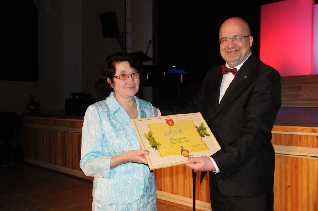 Valkas novada domes Sociālā dienesta sociālās aprūpētājas Dainas Zēmeles pašaizliedzīgo darbu novērtējusi arī novada dome. Viņai pašvaldības vadītājs Vents Armands Krauklis 18. novembrī pasniedza novada domes Atzinības rakstu.              