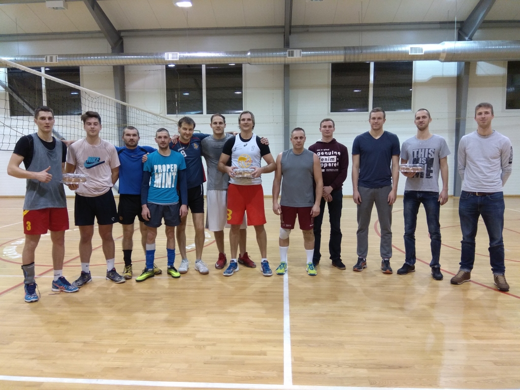 Kārķu pagastā sportisti aizgājušo gadu noslēdz ar plašu volejbola turnīru.                                                                                                                  
Autors:  MĀRCIS KRAMS