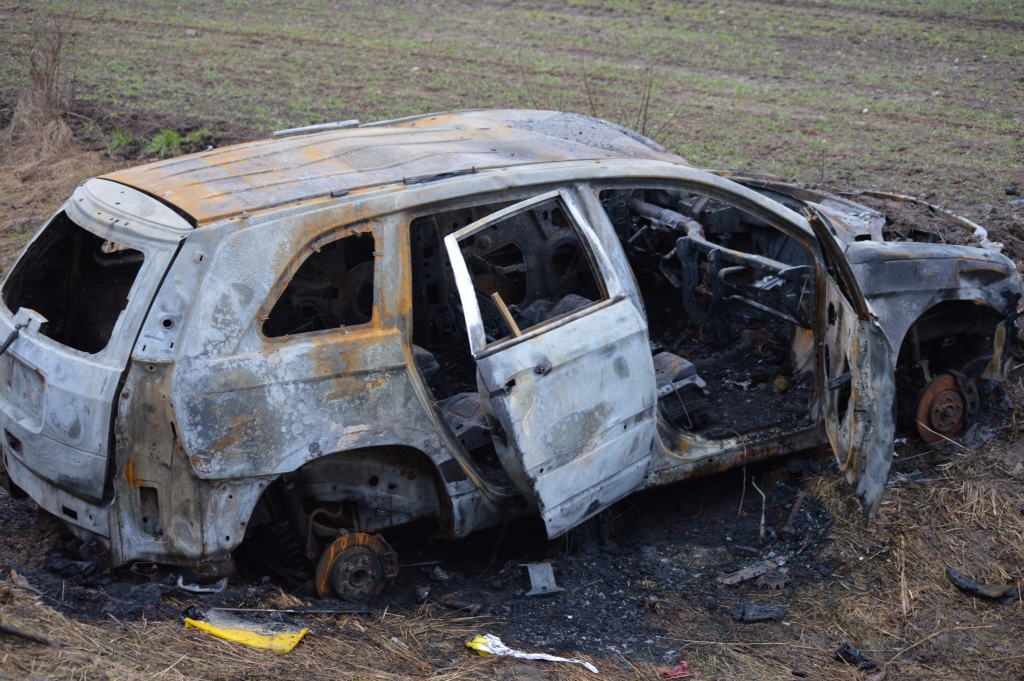 Šī sadegusī automašīna “Chrysler Pacifica” Launkalnes pagastā, valsts galvenā autoceļa malā, ir leģendām apvīta un nu jau kļuvusi par mašīnu rēgu. Gandrīz mēnesi atradusies grāvī, tā  pēkšņi mistiski pazudusi (fotogrāfija uzņemta 3. janvārī).                                                                                                                                                                                                                       
Autors:  SANDRA PĒTERSONE