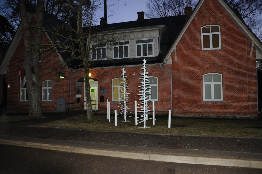 Par svētku noformējumu Valkā pie pašvaldības ēkas Rīgas ielā 25 dzirdēts neviennozīmīgs vērtējums. Daudzi valcēnieši ir izbrīnīti par šādu risinājumu, bet Valkas mākslas skolas direktore novada domes deputāte Maruta Stabulniece to uzskata par interesantu.                                                                                                         
Autors:  INGA KARPOVA