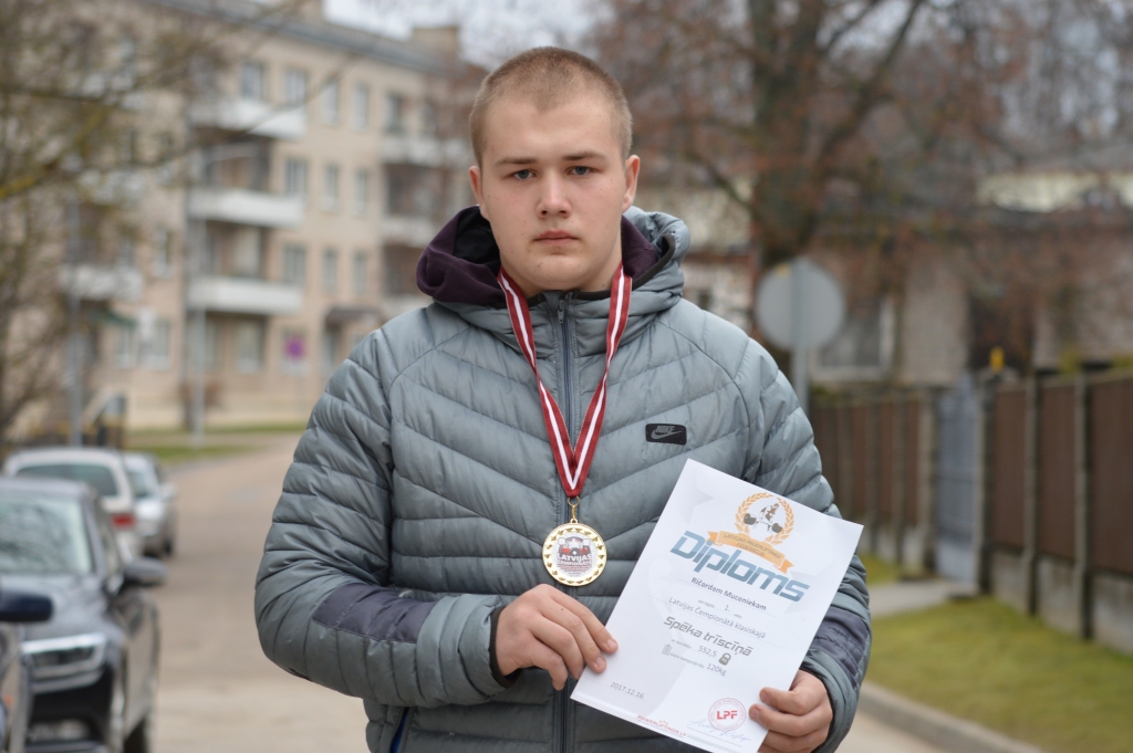 Smiltenietis Ričards Mucenieks par savu sporta veidu izvēlējies spēka trīscīņu un jau savās pirmajās nopietnajās sacensībās izcīnījis Latvijas čempiona titulu.                                                                                       
Autors:  SANDRA PĒTERSONE       