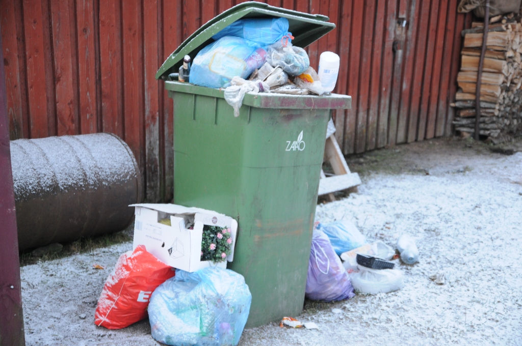 Nedēļas nogalēs daudzviet māju pagalmos Valkā ir pārpildīti atkritumu konteineri. Ja iedzīvotāji šķirotu sadzīves atkritumus, piemēram, plastmasas pudeles neizmestu nesaplacinātas, tad nebūtu šādu skatu. 