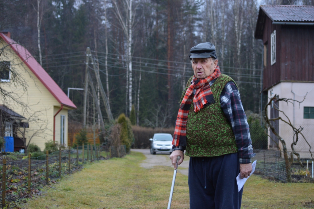 Saltupu ciema iedzīvotājs Ēriks Puriņš  un viņa kaimiņi ir nepatīkami pārsteigti, uzzinot, ka pašvaldība attēlā redzamo piebraucamo ceļu gar viņu mājām un dārziem vēlas atvērt satiksmei. Tad senioru klusajai dzīvei šajā vietā būs beigas.                                                                                        
Autors:  SANDRA PĒTERSONE
