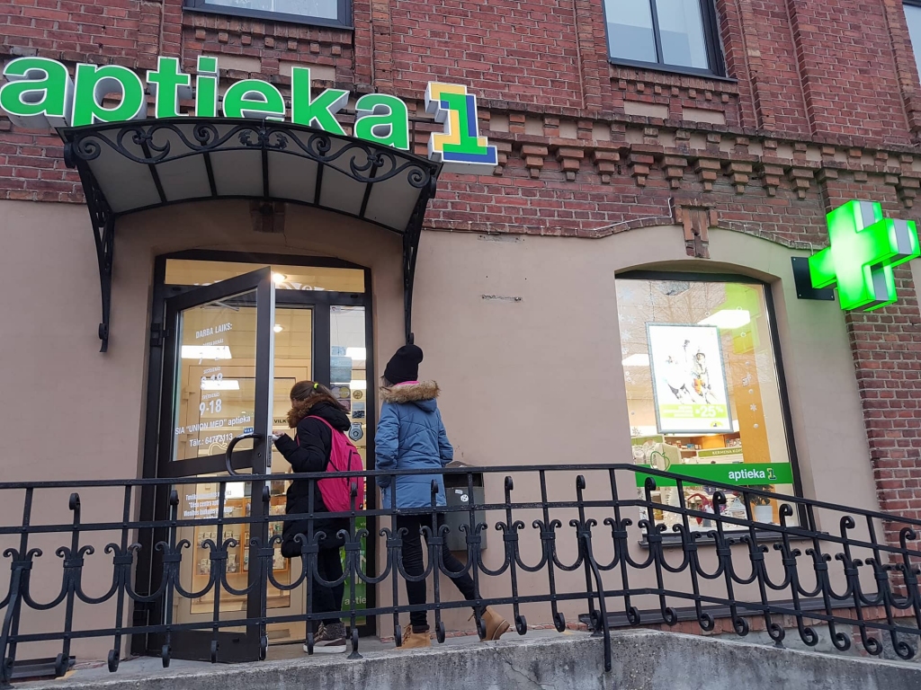 Kopš 1. janvāra Latvijā ir uzsākta obligāta valsts E-veselības sistēmas lietošana. Tas nozīmē, ka valsts kompensējamo zāļu recepšu aprite būs tikai elektroniska un uz aptieku iedzīvotājiem turpmāk pēc šiem medikamentiem nebūs jādodas ar papīra formāta recepti rokās. Ideju par elektroniskās sistēmas ieviešanu daudzi vērtē atzinīgi, tomēr izpildījums esot katastrofāls, kas ikdienā paralizē gan mediķu, gan farmaceitu darbu.                                                                                                                                                                                                                                     
Autors:  SANTA SINKA