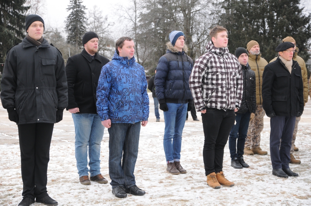 Aizvadītajā sestdienā Valkā, Lugažu laukumā pie lielizmēra Latvijas valsts karoga, svinīgo zvērestu deva valcēnieši Ainis Spuldzenieks (pirmais no kreisās), Aigars Roga (otrais no kreisās), Rodrigo Bērziņš (otrais no labās) un smiltenietis Juris Škapars (pirmais no labās).                                                                                                 
Autors:   INGA KARPOVA