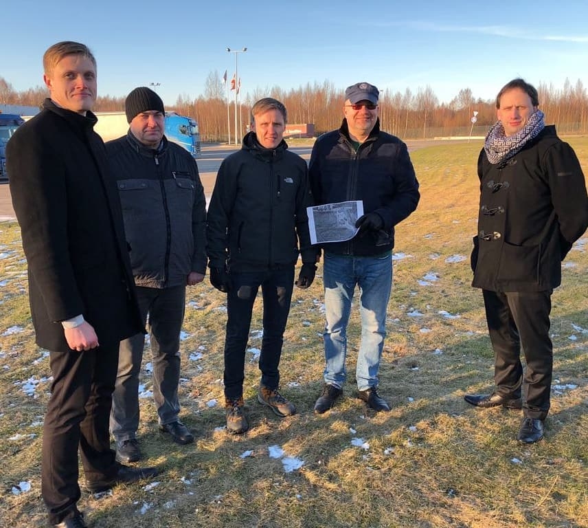 Lai dabā apskatītos, kur par godu Latvijas simtgadei varētu plīvot viens no valsts simboliem – Latvijas valsts karogs, aizvadītajā piektdienā Valkā viesojās 12. Saeimas deputāti no Nacionālās apvienības “Visu Latvijai!” – “Tēvzemei un Brīvībai/LNNK” frakcijas Jānis Dombrava (no kreisās) un Rihards Kols (vidū), kā arī Vides aizsardzības un reģionālās attīstības ministrijas parlamentārais sekretārs Jānis Eglītis (pirmais no labās). Ar viņiem tikās Valkas novada domes priekšsēdētājs Vents Armands Krauklis un izpilddirektora vietnieks Guntis Bašķis.                          
Autors:  NO PERSONĪGĀ ARHĪVA