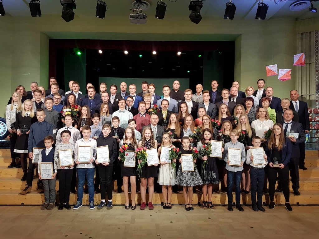 Piektdienas, 12. janvāra, vakarā Smiltenes pilsētas kultūras centrā aizvadīta par tradīciju kļuvusī Smiltenes novada Gada balvas sportā apbalvošanas ceremonija. Smiltenes novads var lepoties ar augsta līmeņa sportistiem dažādos vecumos, vienotām un mērķtiecīgām komandām, sevi apliecināt alkstošiem treneriem, spilgtām sporta personībām un lieliskiem līdzjutējiem. 
Autors:  SANTA SINKA