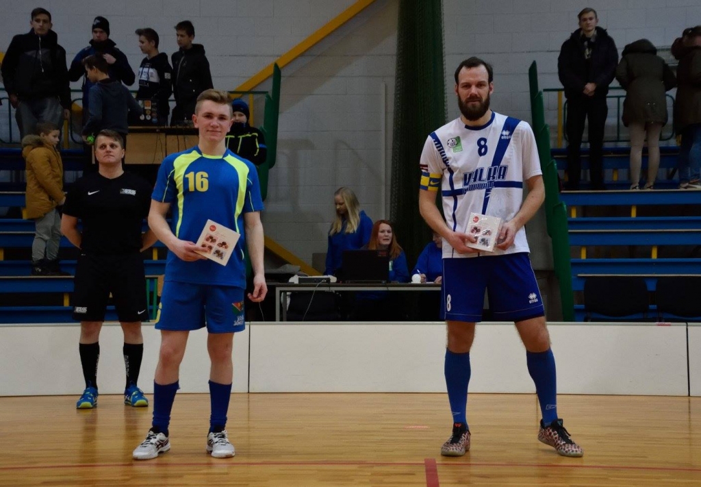 Par labākajiem aizvadītajā spēlē atzīti  valcēnietis Gunārs Ozoliņš (no labās) un Salvis Mežāns no FK “Kalsnava”. 

Autors:  VIKTORS VOLOHS