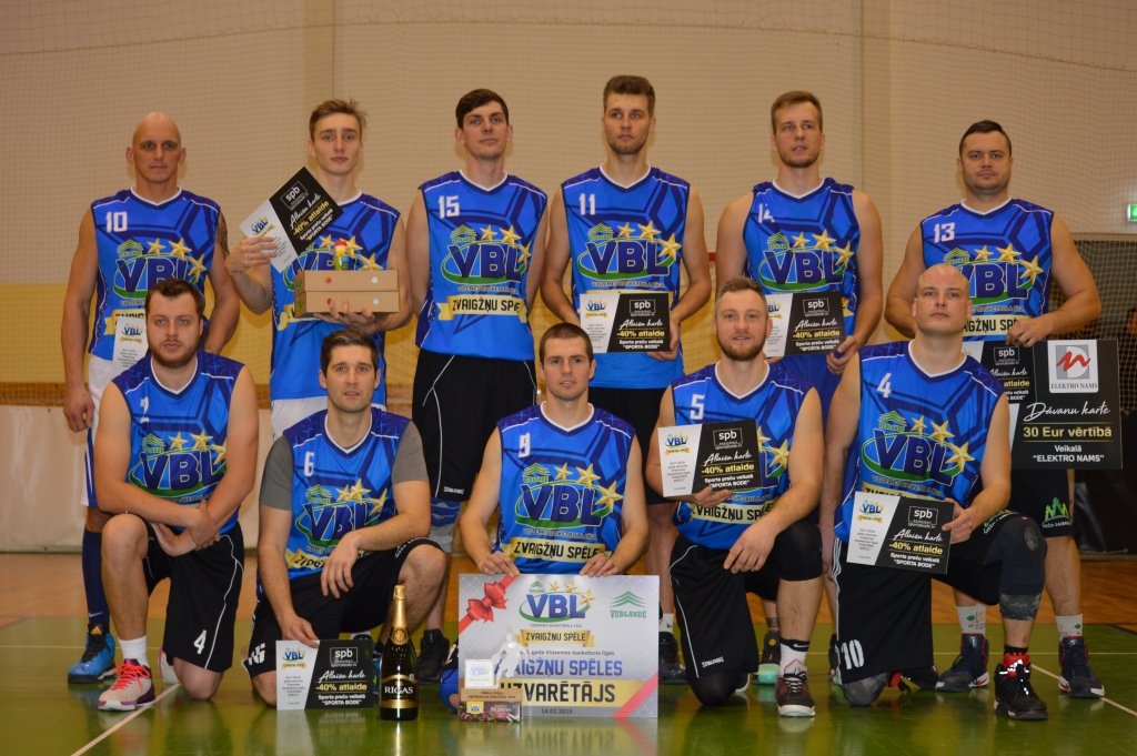 Ar viena punkta pārsvaru svētdien Smiltenē notikušajā Zvaigžņu spēlē uzvarēja Vidzemes Basketbola līgas Smiltenes komanda. 1. rindā no kreisās -  Matīss Mežulis, Edgars Bergmanis, Uldis Slapjums, Artis Joksts, Kārlis Muižnieks; 2. rindā no kreisās -  Normunds Liepa, Aleksis Eduards Brālītis, Kaspars Paegle, Jānis Pāže, Armīns Ozoliņš, Māris Millers. Klāt nav Māra Labsvīra.                                                                                                             
Autors:  SANDRA PĒTERSONE