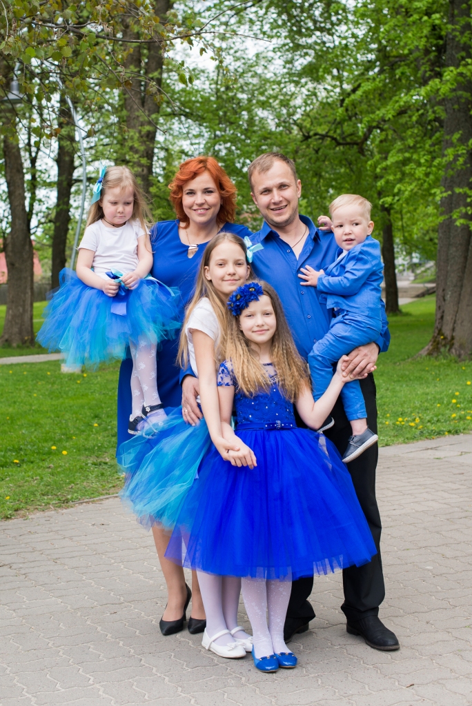 Nozīmīgās svētku reizēs un jubilejās Valentīna savu ģimeni sapucē kā uz žurnāla vāka. Šis fotouzņēmums tapis meitas Aleksandras bērnudārza “Pasaciņa” izlaidumā. Priekšplānā – gaviļniece Aleksandra, aiz viņas vecākā māsa Viktorija, mammai uz rokām – trešā meita Margarita, bet tētim Jurim – dēls Vitālijs.