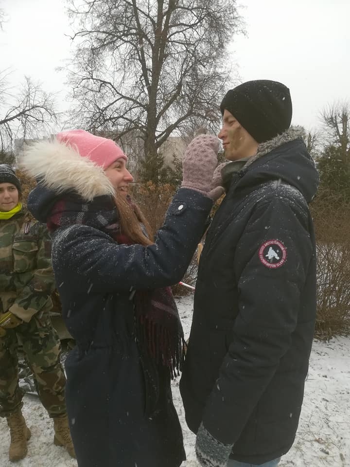 Valkas jaunsargi skolasbiedriem demonstrēja, kā maskēšanās nolūkos vislabāk izkrāsot seju.