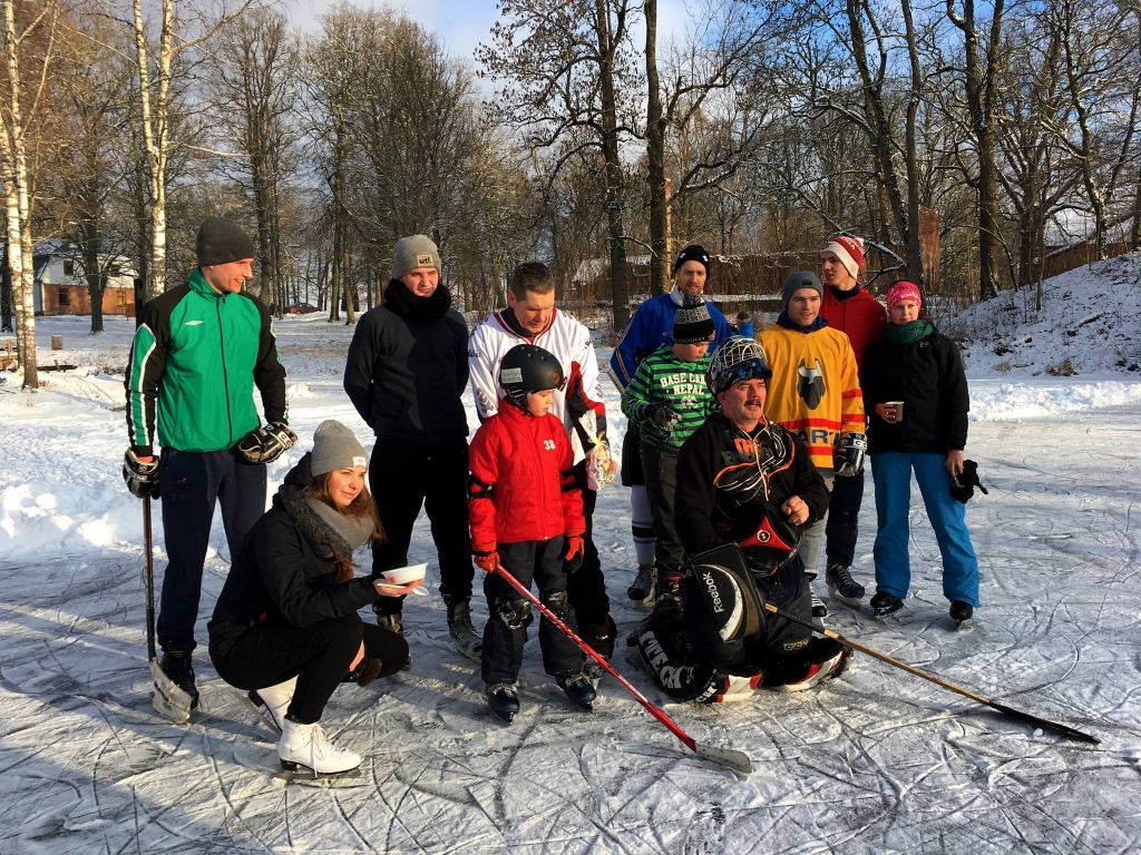 Svētdien Valkas pagasta Lugažu ledus arēnā galvenā loma bija ierādīta ziemas sporta veidu karalim – hokejam.

Autors:  NO PERSONĪGĀ ARHĪVA