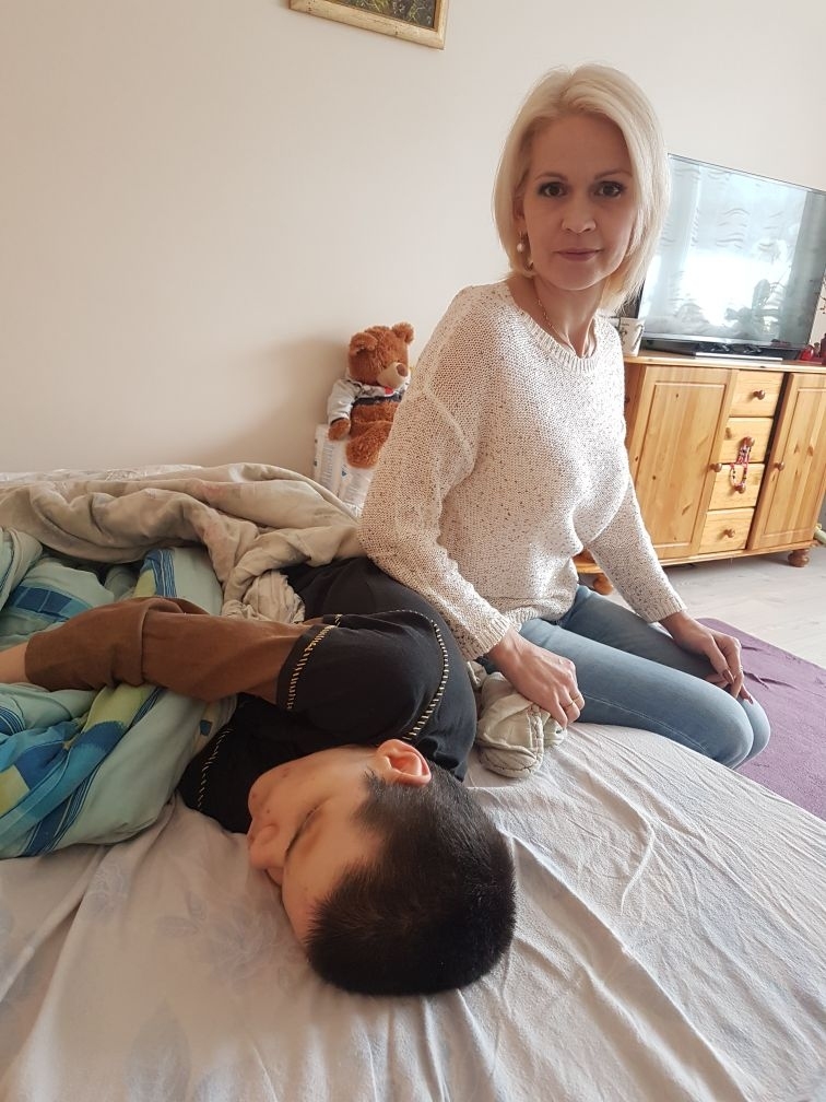 Aiz smiltenietes Sarmītes Kondratjevas smaida slēpjas asaru pieraudāti spilveni, neskaitāmi pārdzīvojumi un cīņa pret sistēmu, jo mammas mīlestība pret saviem bērniem ir neizmērojama, pat, ja viens no viņiem ir invalīds no bērnības ar daudzām smagām diagnozēm.                  
Autors: SANTA SINKA