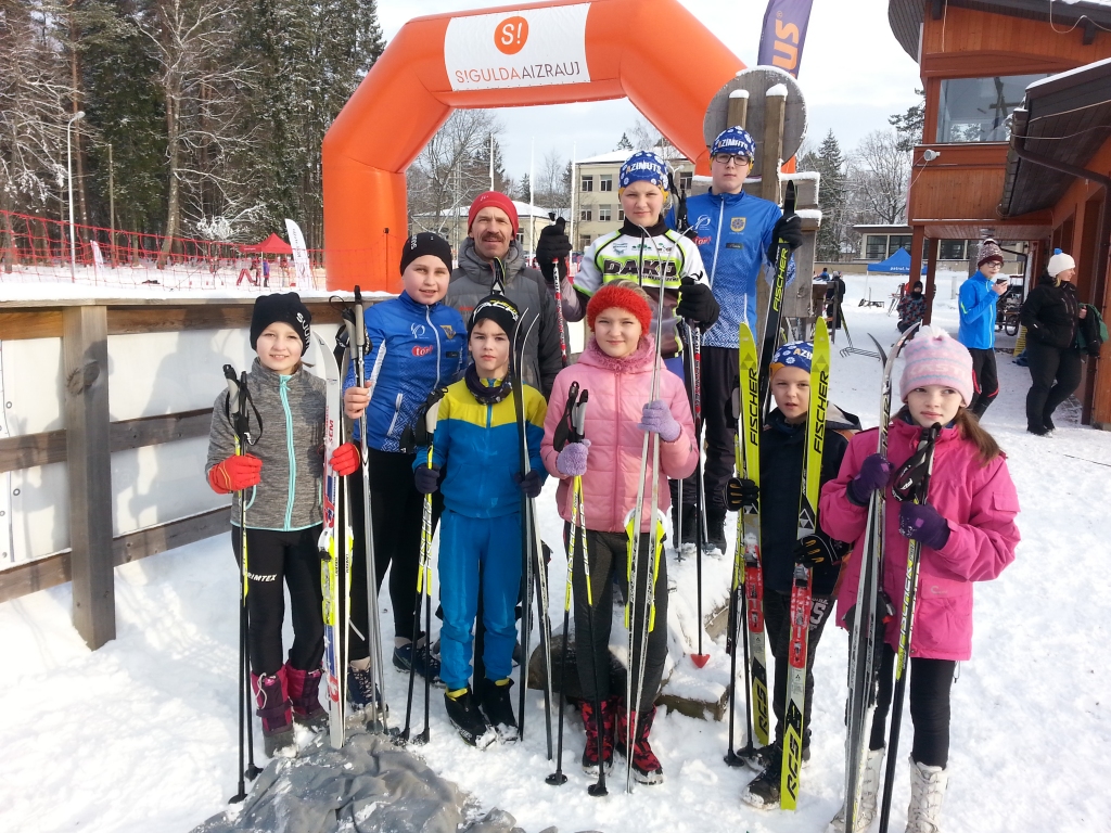 Grundzāles pamatskolas sporta skolotājs Māris Stabiņš kopā ar saviem audzēkņiem dodas slēpot uz Siguldu, lai nezaudētu iemaņas un prieku par šo nodarbi.                                                                                    
Autors:  NO PERSONĪGĀ ARHĪVA