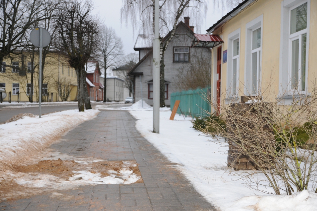 Valkā, ejot pa Semināra ielu Igaunijas virzienā, gājējiem jābūt uzmanīgiem, jo uz bruģētās ietves izrakta paliela bedre, kurā var neveiksmīgi paklupt vai aizķerties kāja.                                                                            
Autors:  INGA KARPOVA 