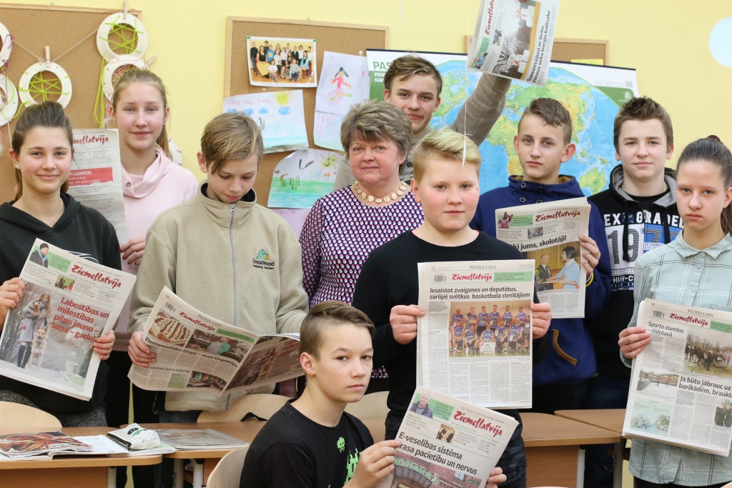Blomes pamatskolas 7. klases skolēni Alīna (no kreisās), Renāte, Kārlis, Niks (priekšplānā), Dāvids, Andis, Lauris, Katrīna un Andris (aiz skolotājas) priecājas par savu audzinātāju Dzintru Palmu, kura akcijā “Abonē laikrakstu “Ziemeļlatvija” 2018. gadam un laimē!” laimēja galveno balvu – SIA “Rehabilitācijas centrs Līgatne” dāvanu karti 150 eiro vērtībā. Pusaudži stāsta, ka viņu audzinātāja ir stingra un vienlaikus ļoti mīļa un forša.                                                                                                                                                                                                                                            
Autors:  SANTA SINKA