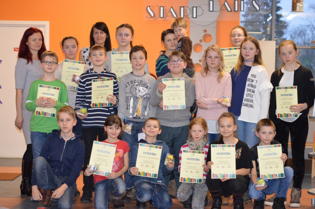Jaunāko grāmatu lasīšanu un vērtēšanu pabeigusi Smiltenes ekspertu žūrija - skolēni un vecāki. “Ikvienam uzturēt sevī lasītprieku arī turpmāk!” novēl  Smiltenes novada bibliotēkas Bērnu apkalpošanas nodaļas vecākā bibliotekāre Sanita Lārmane (aizmugurē trešā no kreisās).                                                                          
Autors:  SANDRA PĒTERSONE